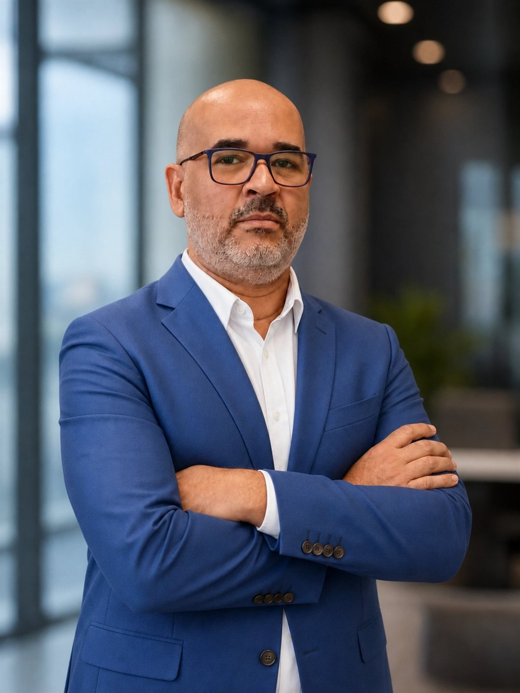 Tiago Seltenreich de terno azul e braços cruzados
