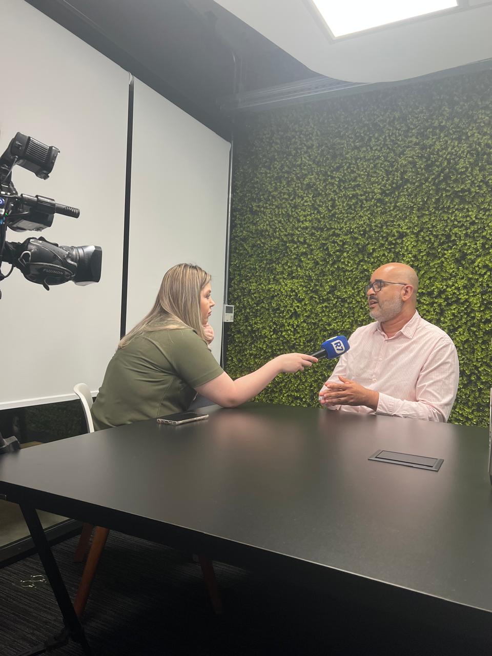 Tiago sendo entrevistado por uma repórter